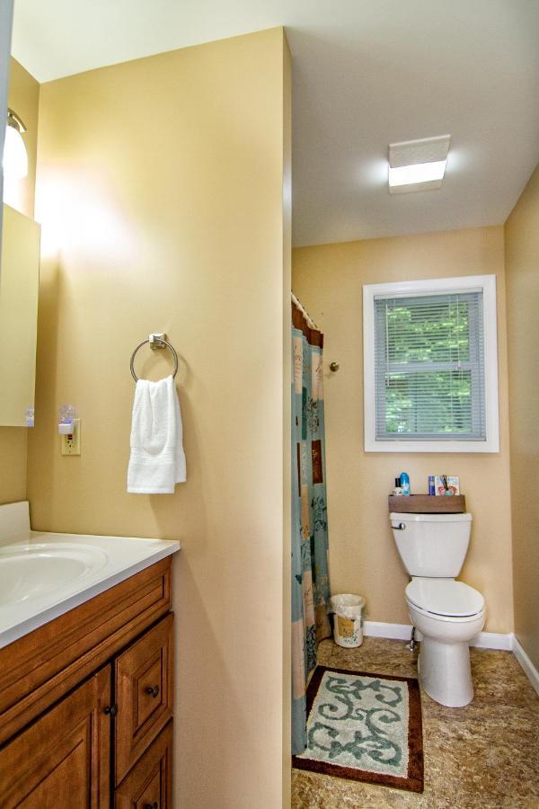 Cabin By The Creek With Private Creek Access 태너스빌 외부 사진